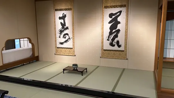 大広間「雄峰」。宴会・食事シーンの場所