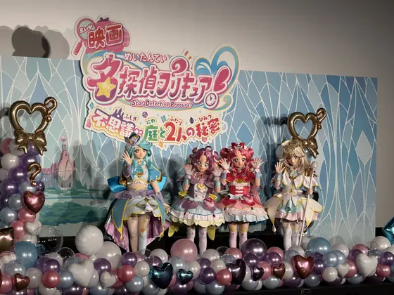 撮影 OK の時間に、4 人のプリキュアがステージに勢ぞろい