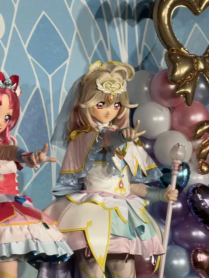 杖を手に、こちらへ指をさすキュアアルカナ